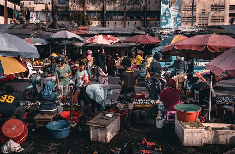 Suasana pasar tradisional Indonesia yang ramai dengan payung-payung pedagang