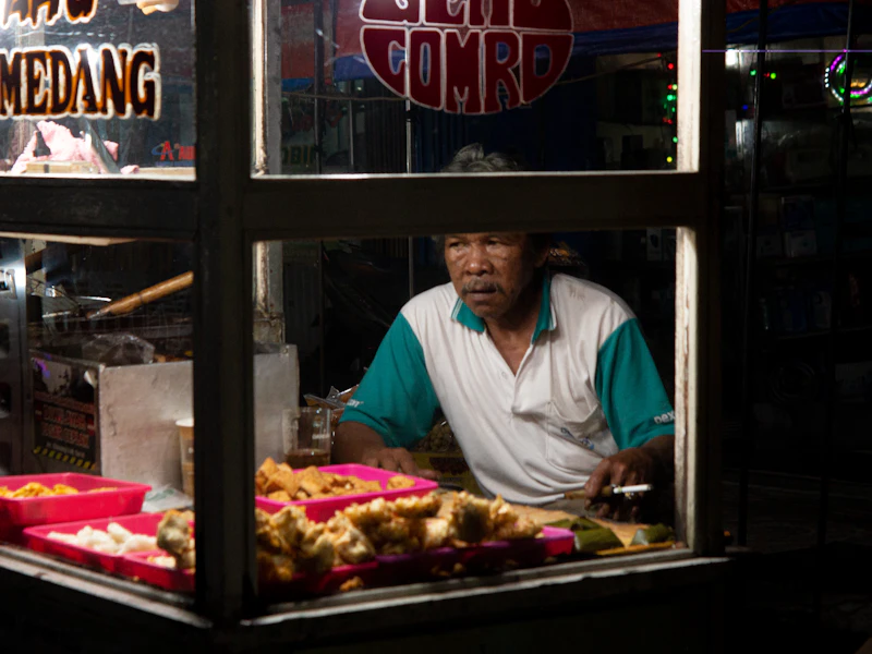 Penjual makanan di warung kaki lima pada malam hari
